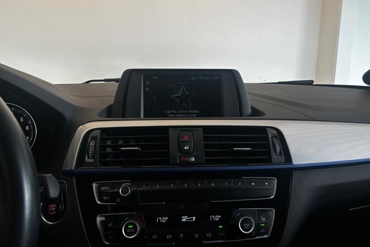 Blå BMW 118i fra 2017