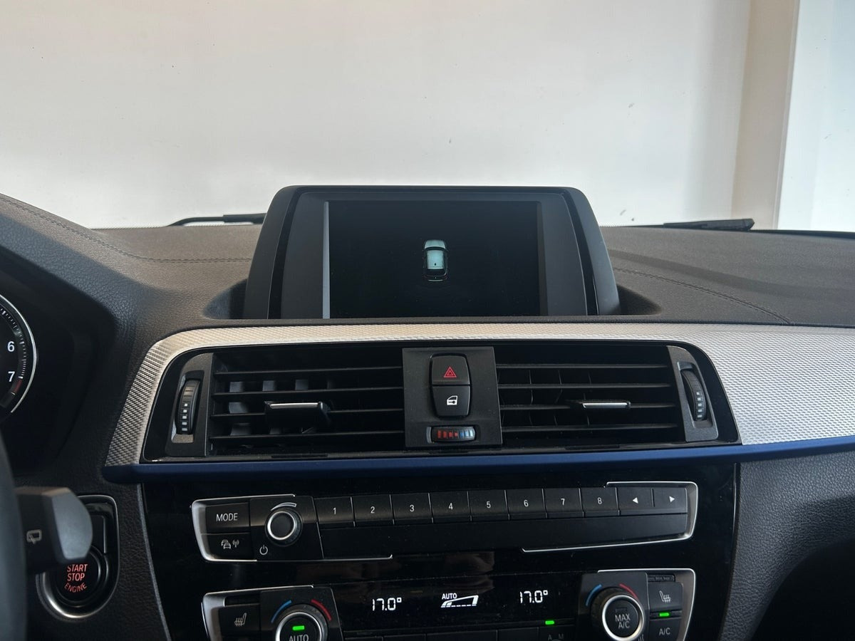 Blå BMW 118i fra 2017