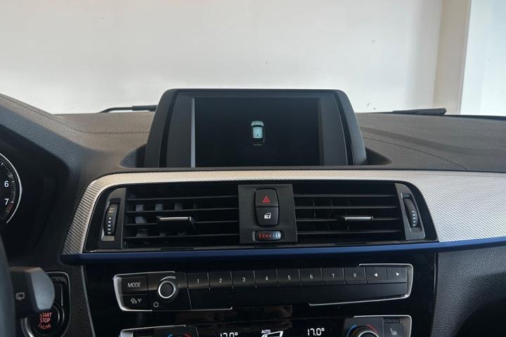 Blå BMW 118i fra 2017