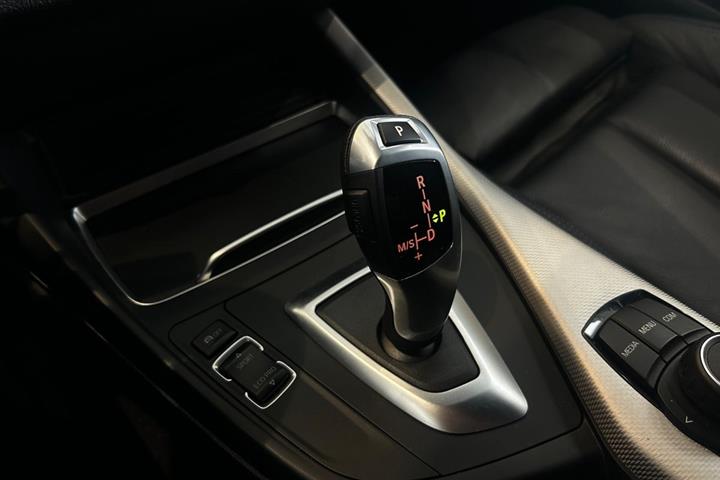 Blå BMW 118i fra 2017