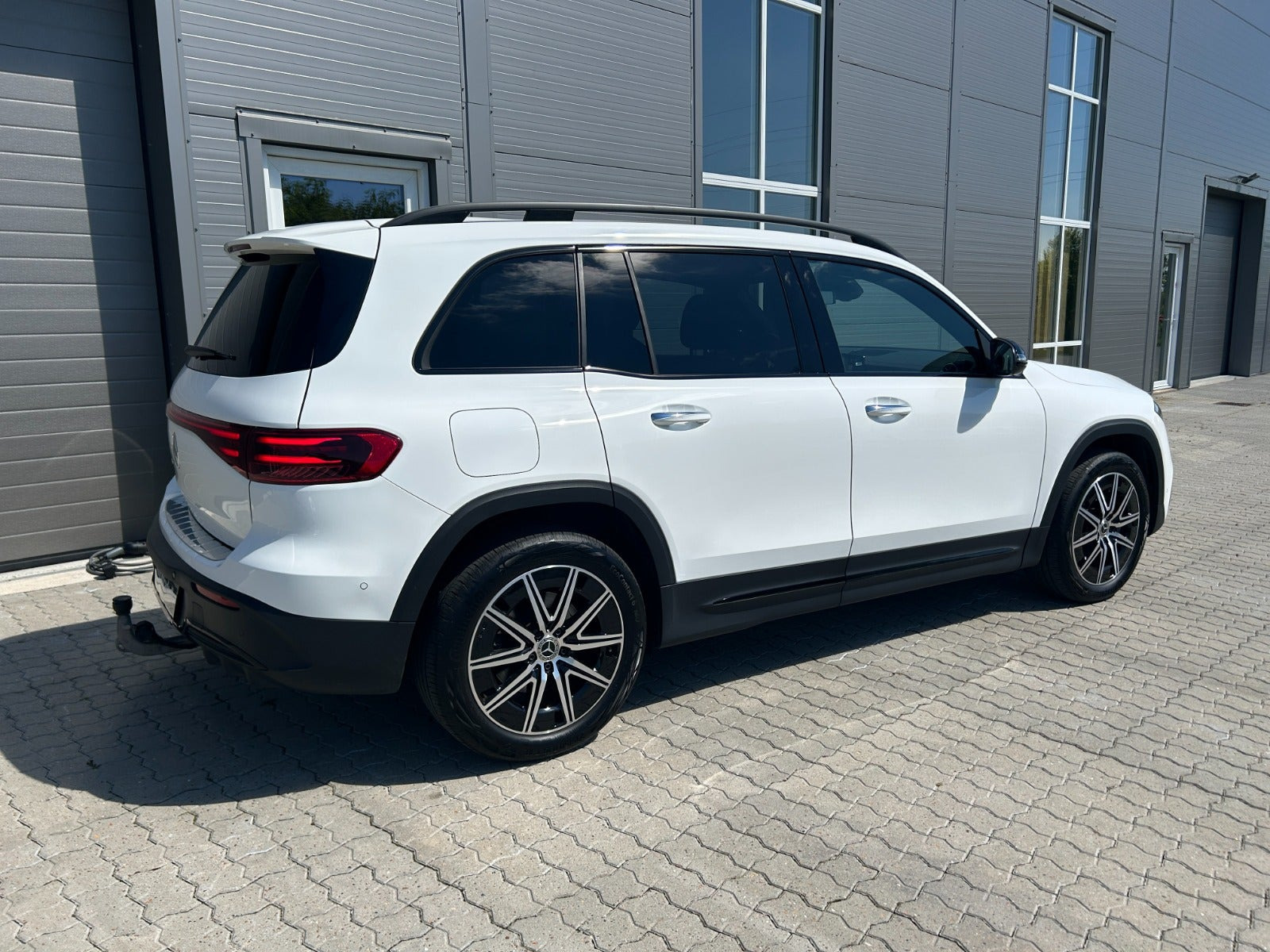 Hvid Mercedes EQB250+ fra 2025