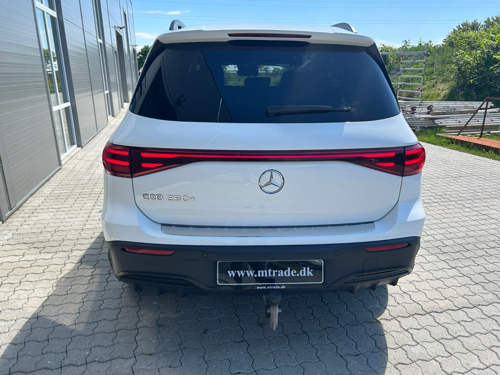Hvid Mercedes EQB250+ fra 2025
