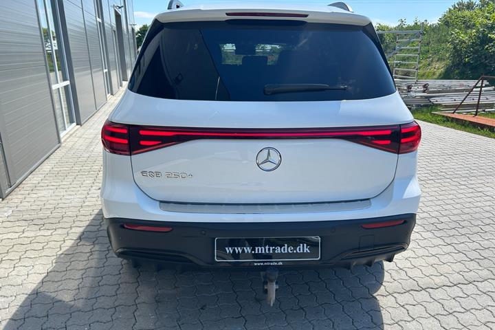 Hvid Mercedes EQB250+ fra 2025