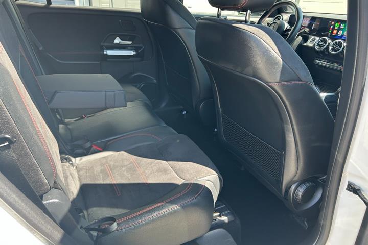 Hvid Mercedes EQB250+ fra 2025
