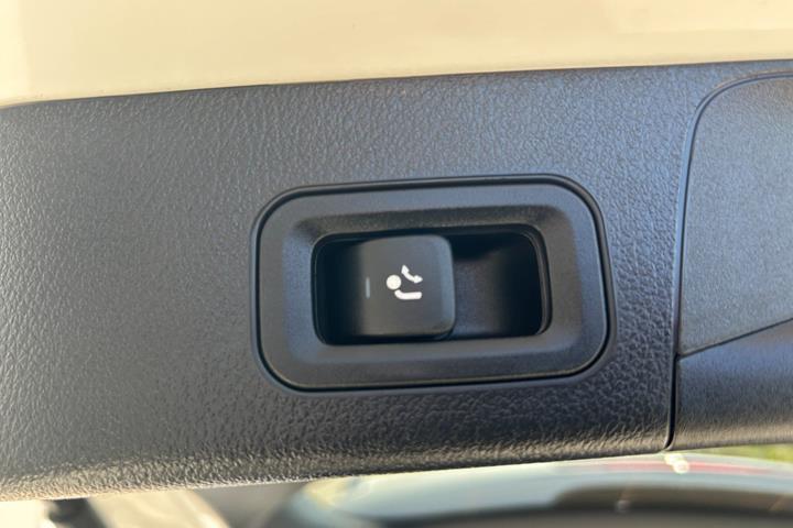 Hvid Mercedes EQB250+ fra 2025