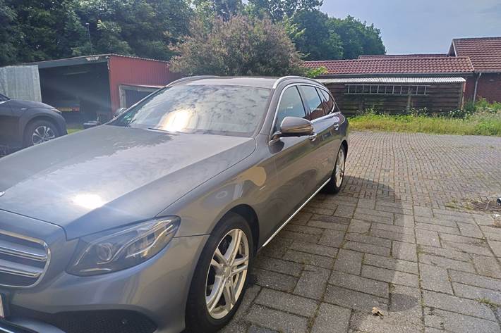 Grå Mercedes E220 d fra 2017
