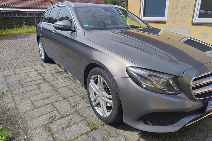 Grå Mercedes E220 d fra 2017