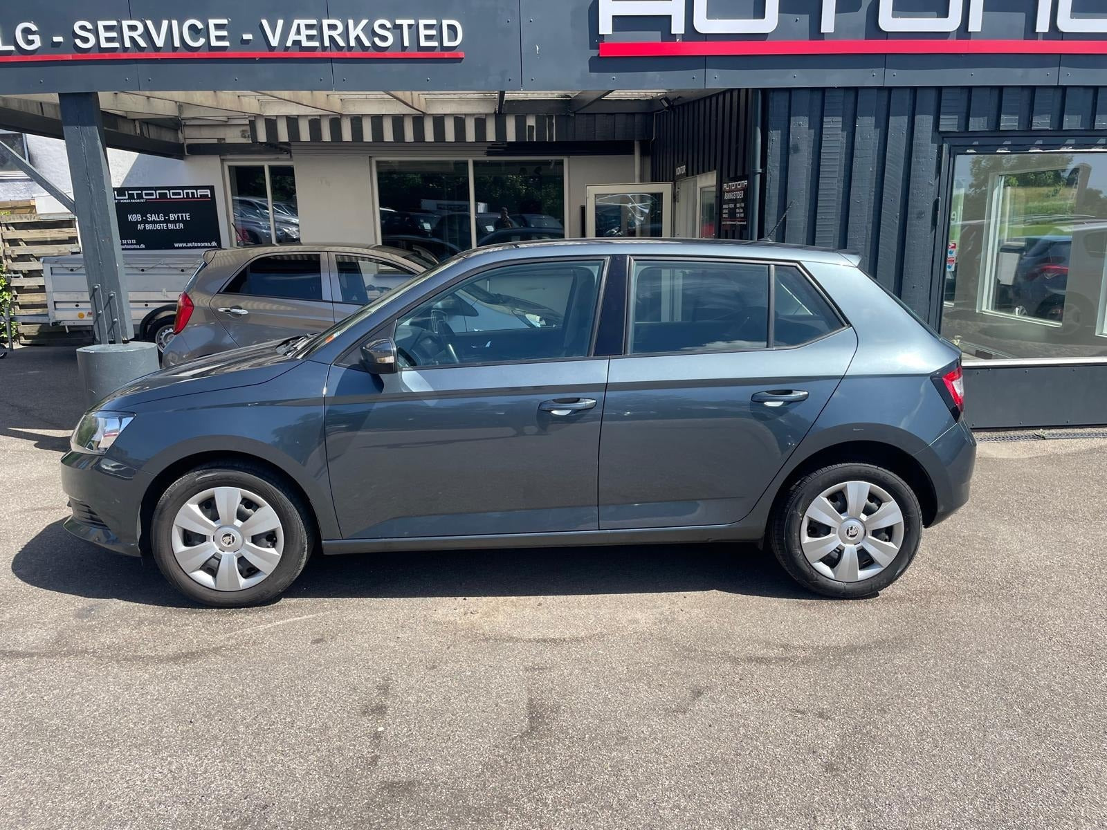 Grå Skoda Fabia fra 2015