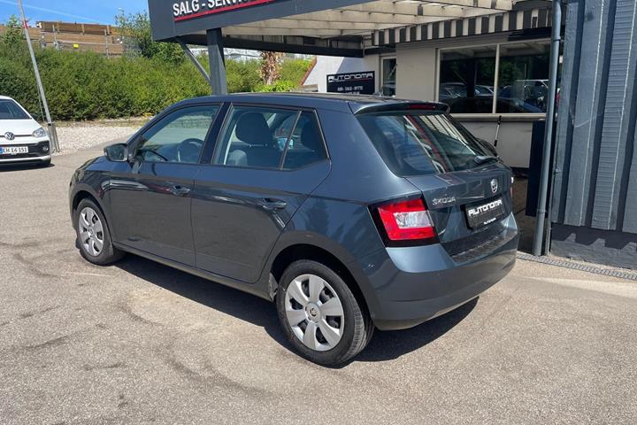 Grå Skoda Fabia fra 2015