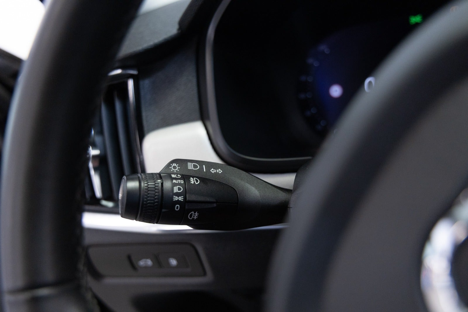 Grå Volvo V90 fra 2023