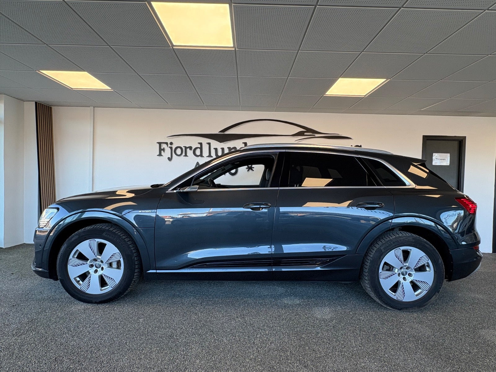 Grå Audi e-tron fra 2019