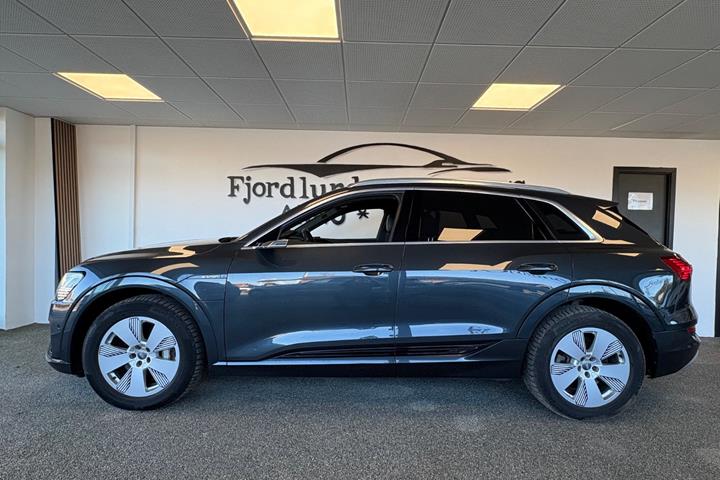 Grå Audi e-tron fra 2019