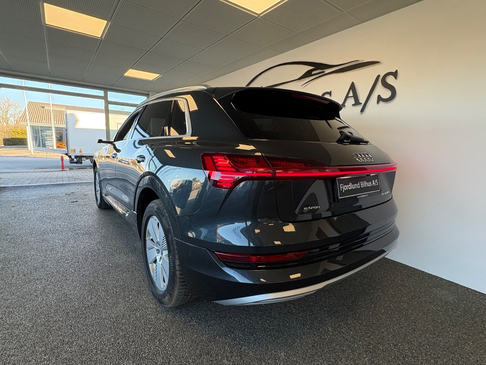 Grå Audi e-tron fra 2019