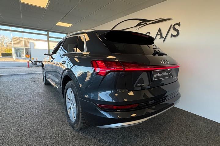 Grå Audi e-tron fra 2019