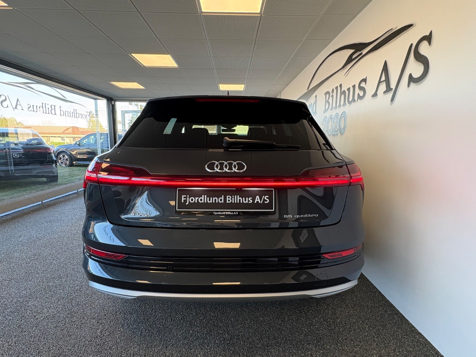 Grå Audi e-tron fra 2019