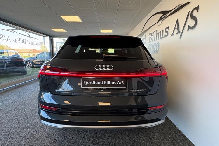 Grå Audi e-tron fra 2019