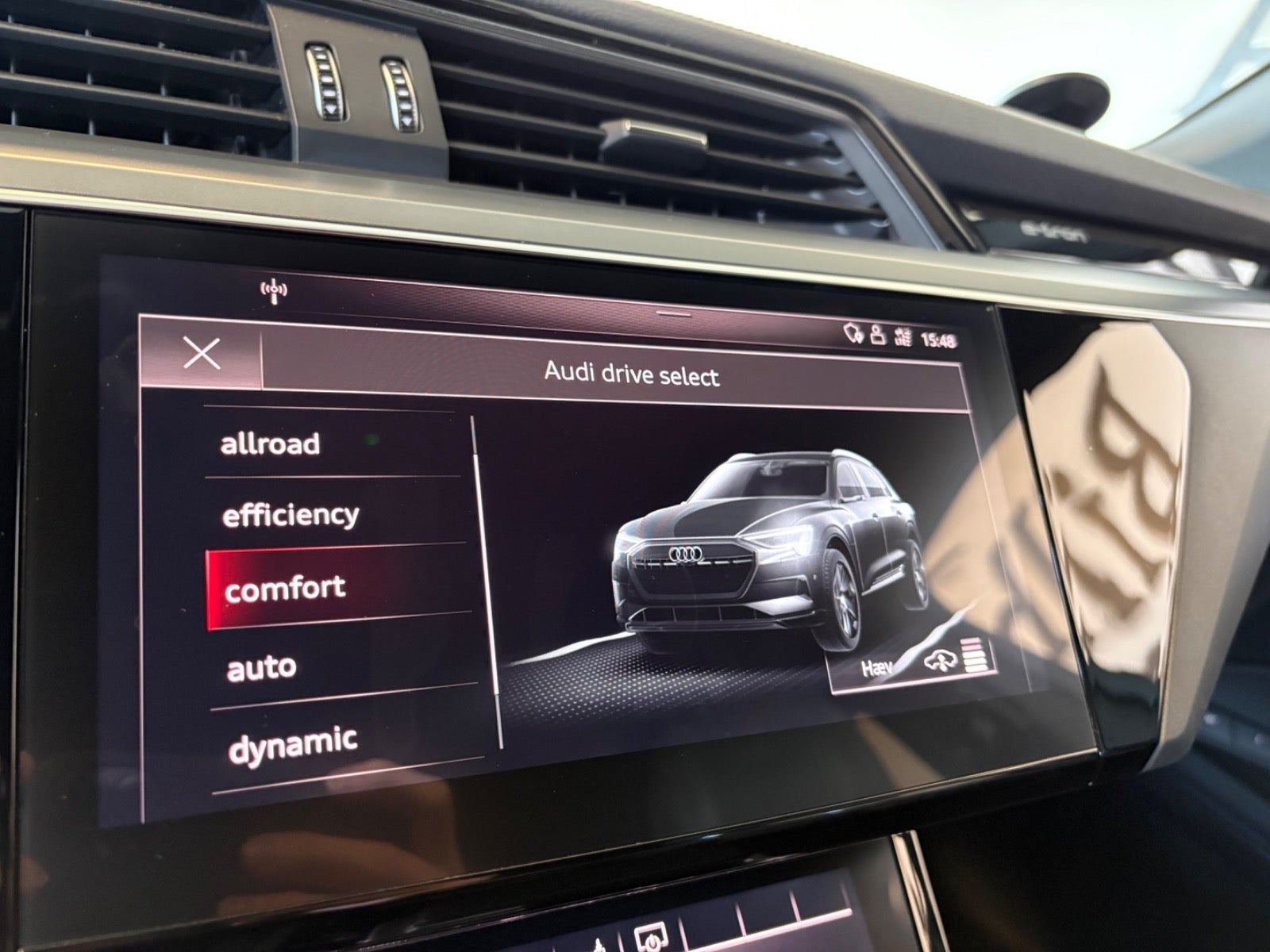 Grå Audi e-tron fra 2019