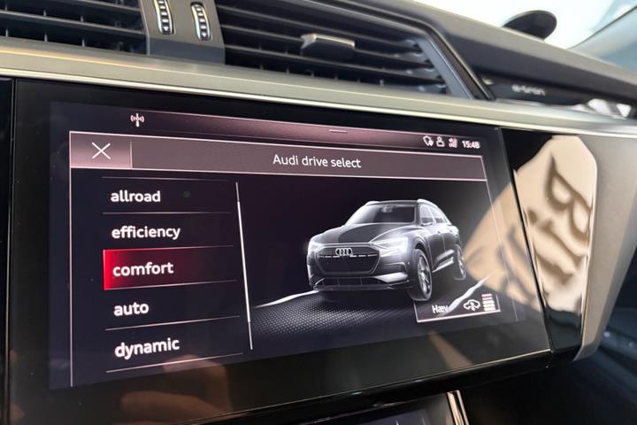 Grå Audi e-tron fra 2019