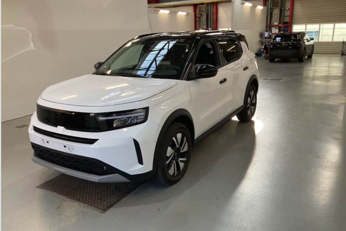 Hvid Opel Frontera fra 2025