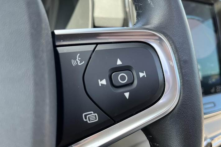 Blå Volvo XC40 fra 2021