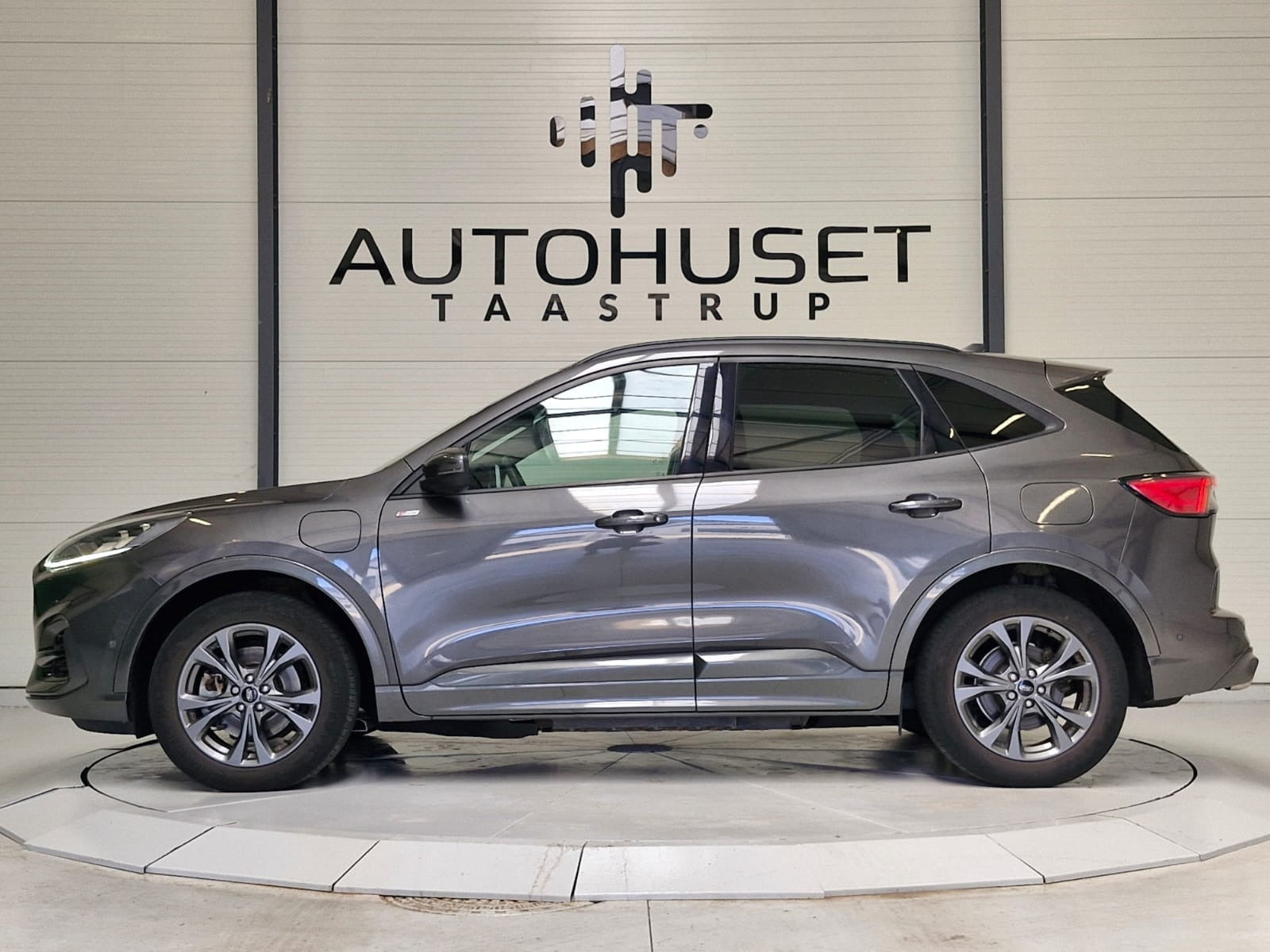 Grå Ford Kuga fra 2020