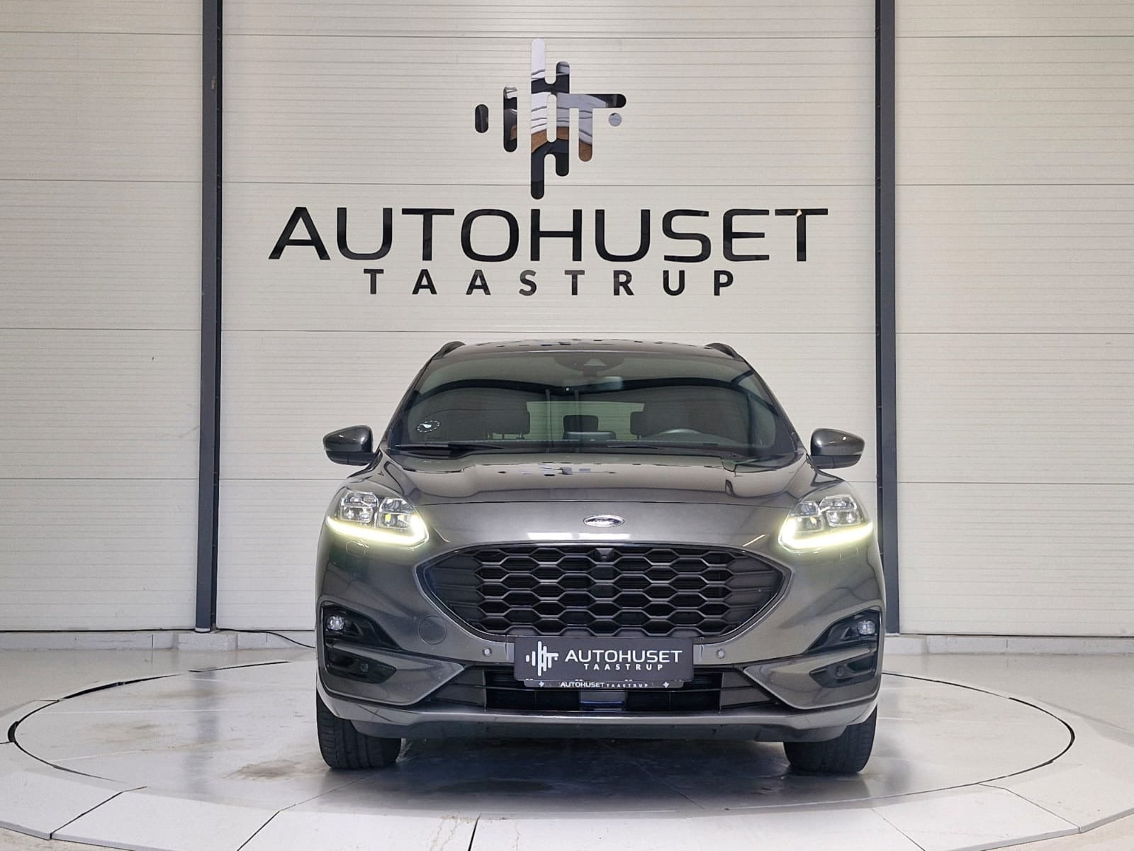 Grå Ford Kuga fra 2020