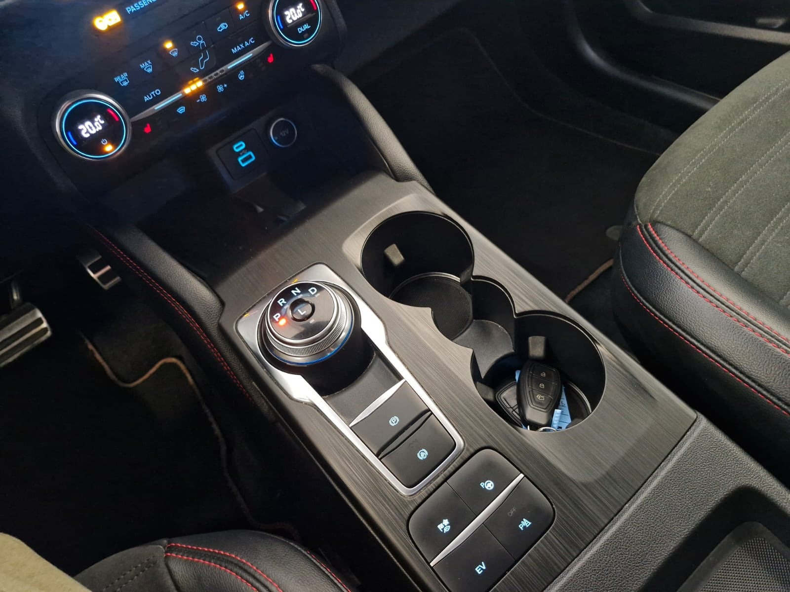 Grå Ford Kuga fra 2020
