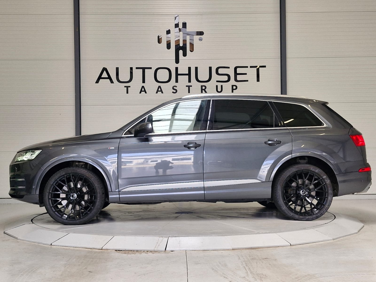 Grå Audi Q7 fra 2016