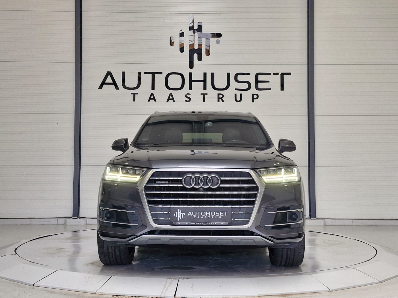 Grå Audi Q7 fra 2016