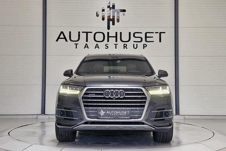 Grå Audi Q7 fra 2016