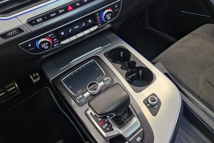 Grå Audi Q7 fra 2016