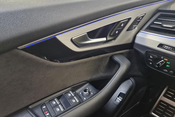 Grå Audi Q7 fra 2016
