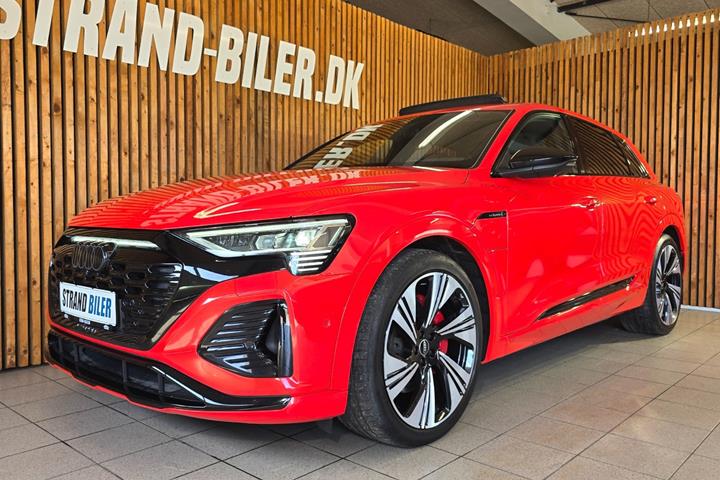 Rød Audi Q8 e-tron fra 2023 set udefra
