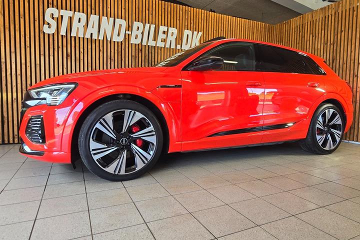 Rød Audi Q8 e-tron fra 2023