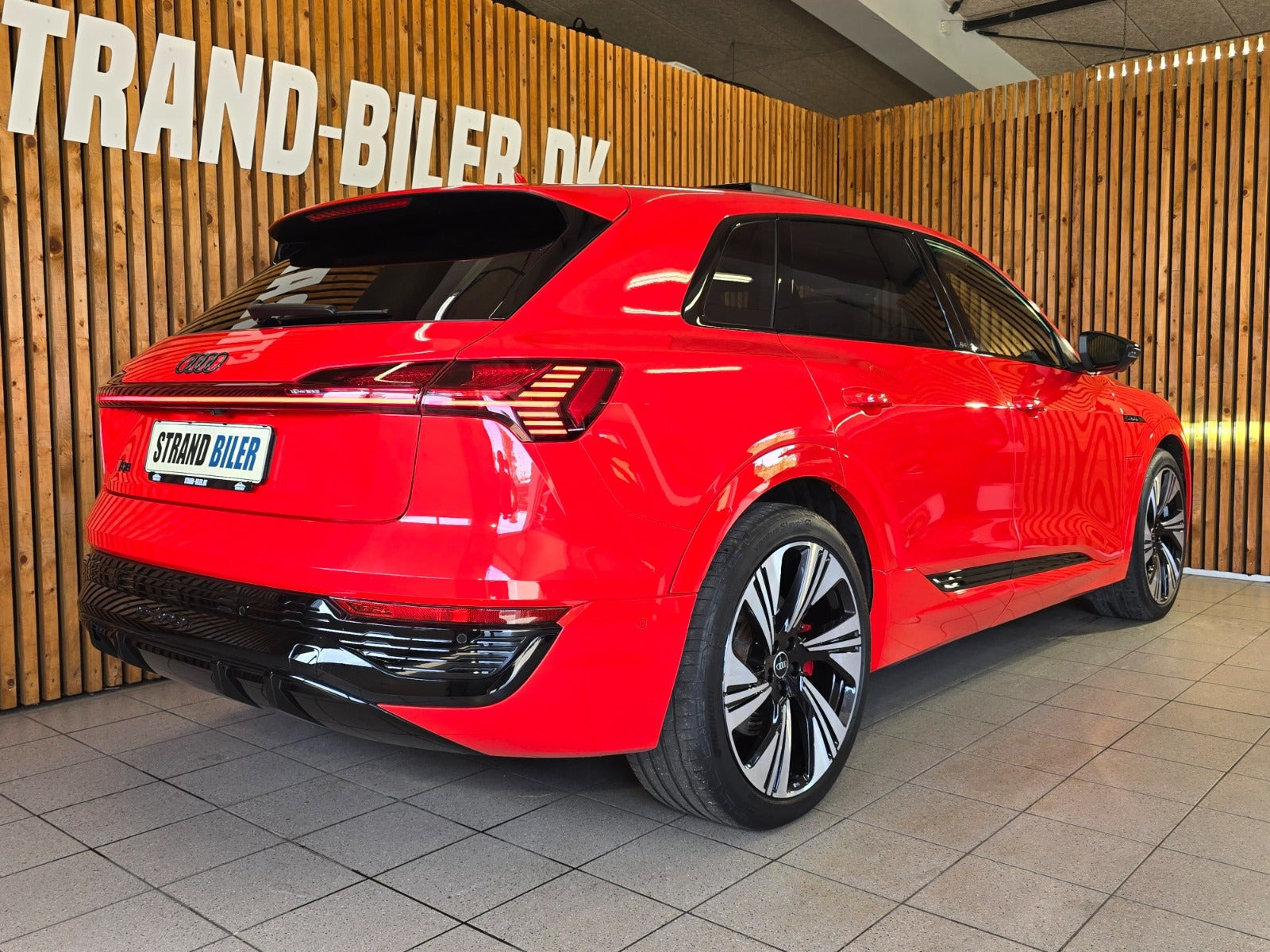 Rød Audi Q8 e-tron fra 2023
