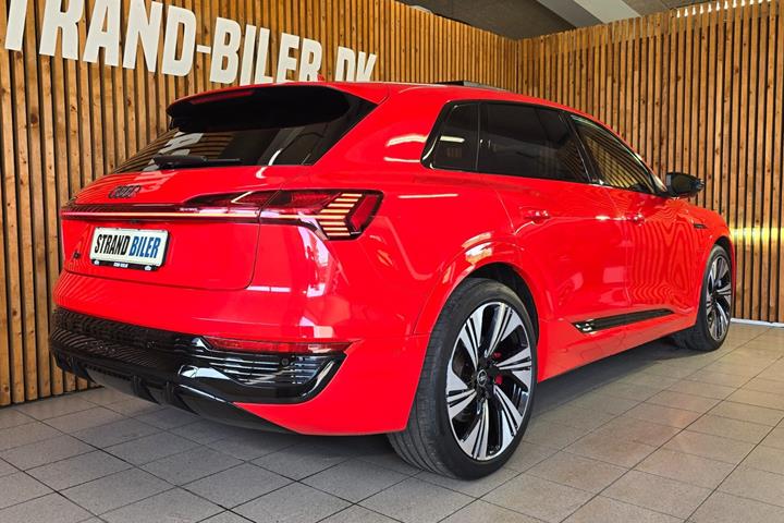 Rød Audi Q8 e-tron fra 2023