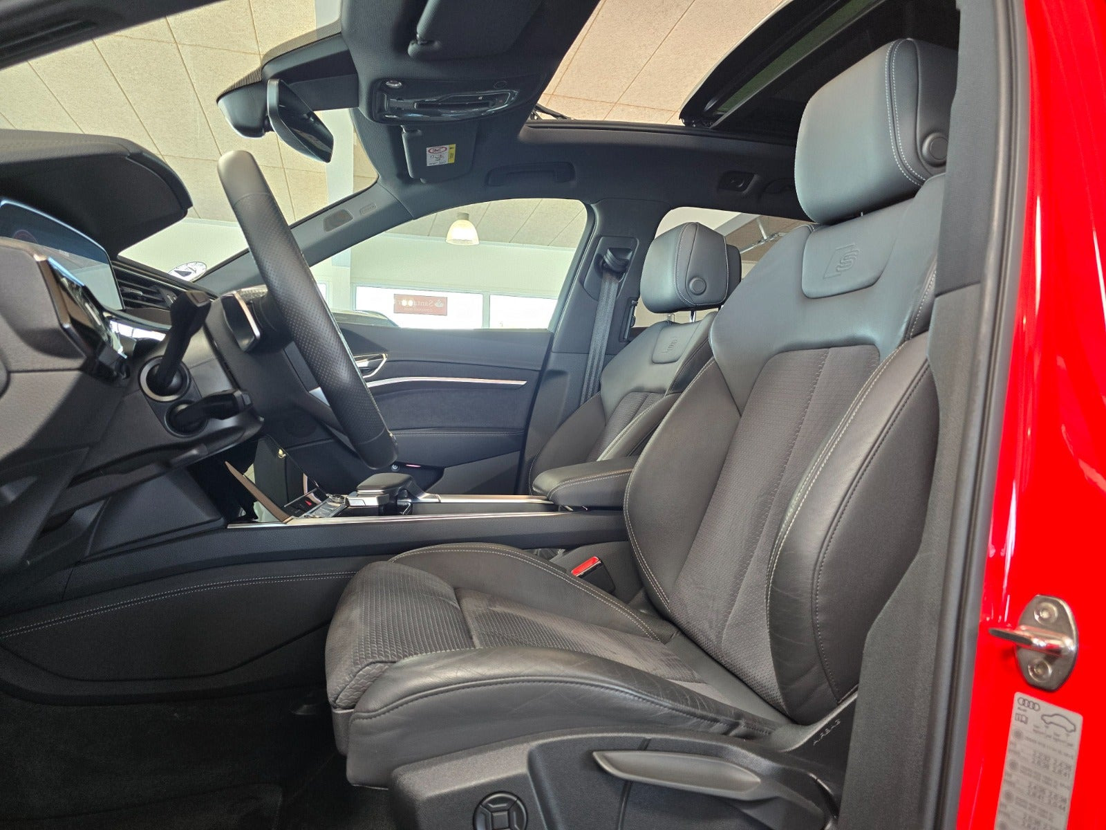 Rød Audi Q8 e-tron fra 2023