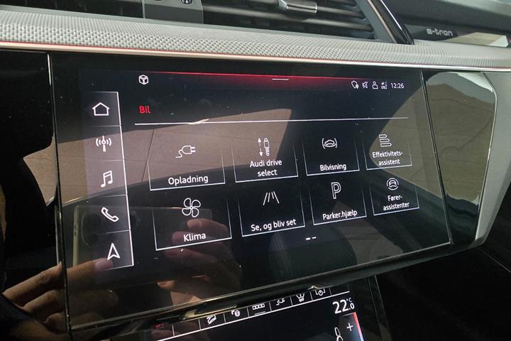 Rød Audi Q8 e-tron fra 2023