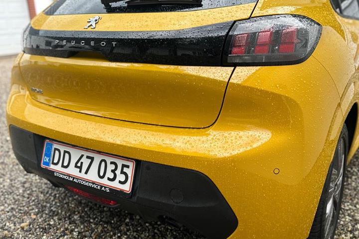 Gul Peugeot 208 fra 2021