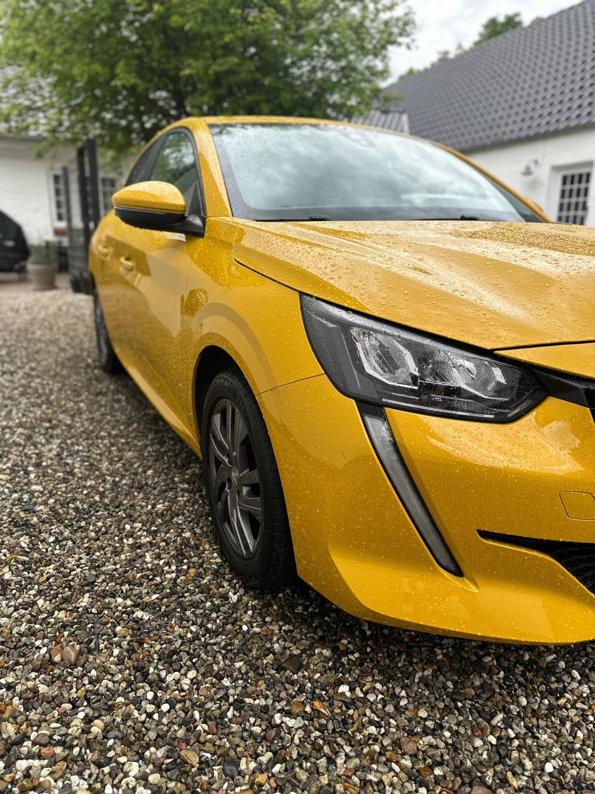 Gul Peugeot 208 fra 2021