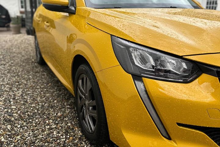 Gul Peugeot 208 fra 2021