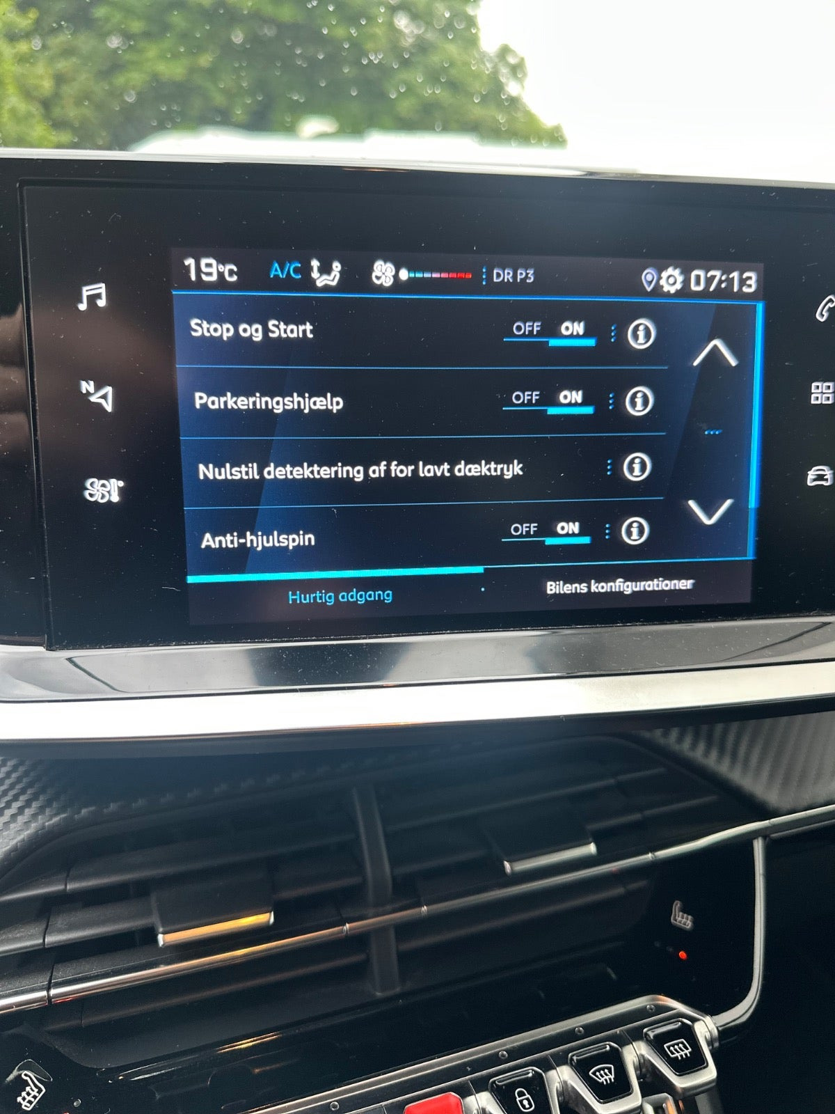 Gul Peugeot 208 fra 2021