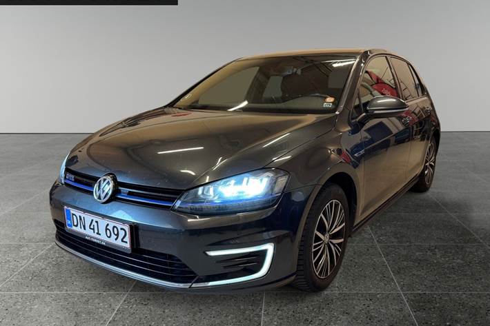 Grå VW Golf VII fra 2016