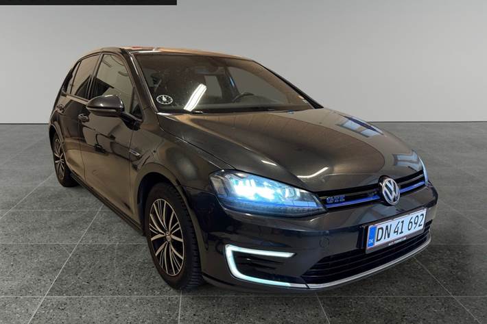 Grå VW Golf VII fra 2016