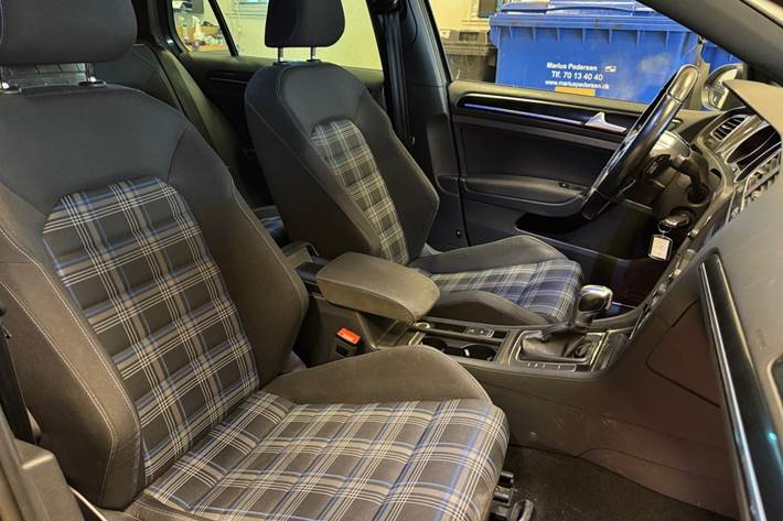 Grå VW Golf VII fra 2016