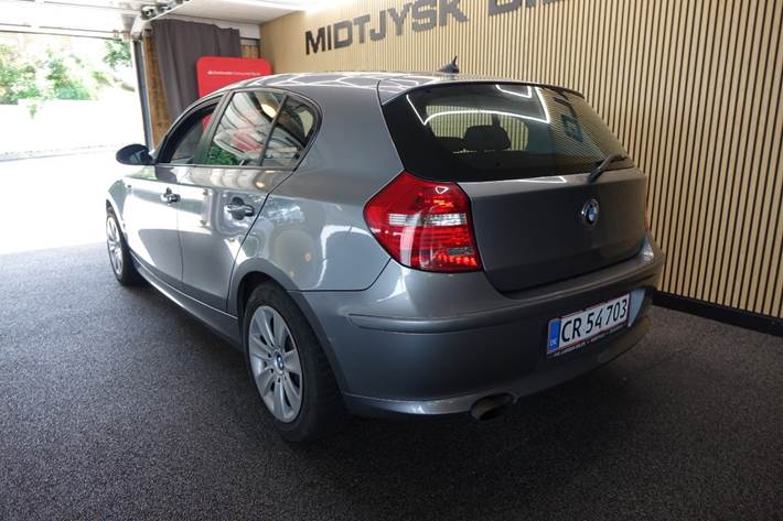 Grå BMW 116i fra 2009