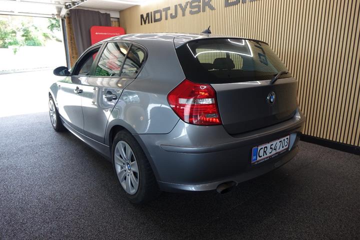 Grå BMW 116i fra 2009