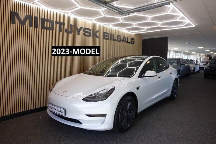 Hvid Tesla Model 3 fra 2023