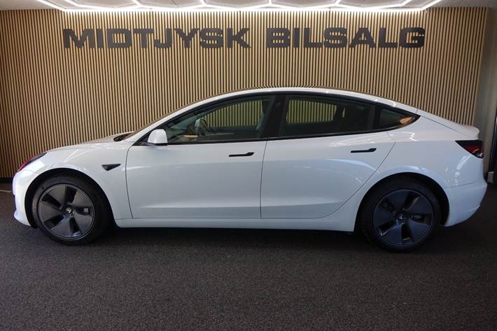 Hvid Tesla Model 3 fra 2023