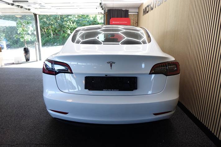 Hvid Tesla Model 3 fra 2023